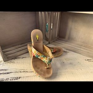 Volatile Wedge Sandal Size 8 ~ Fun & Flirty Floral & Natural combo, comfy sole